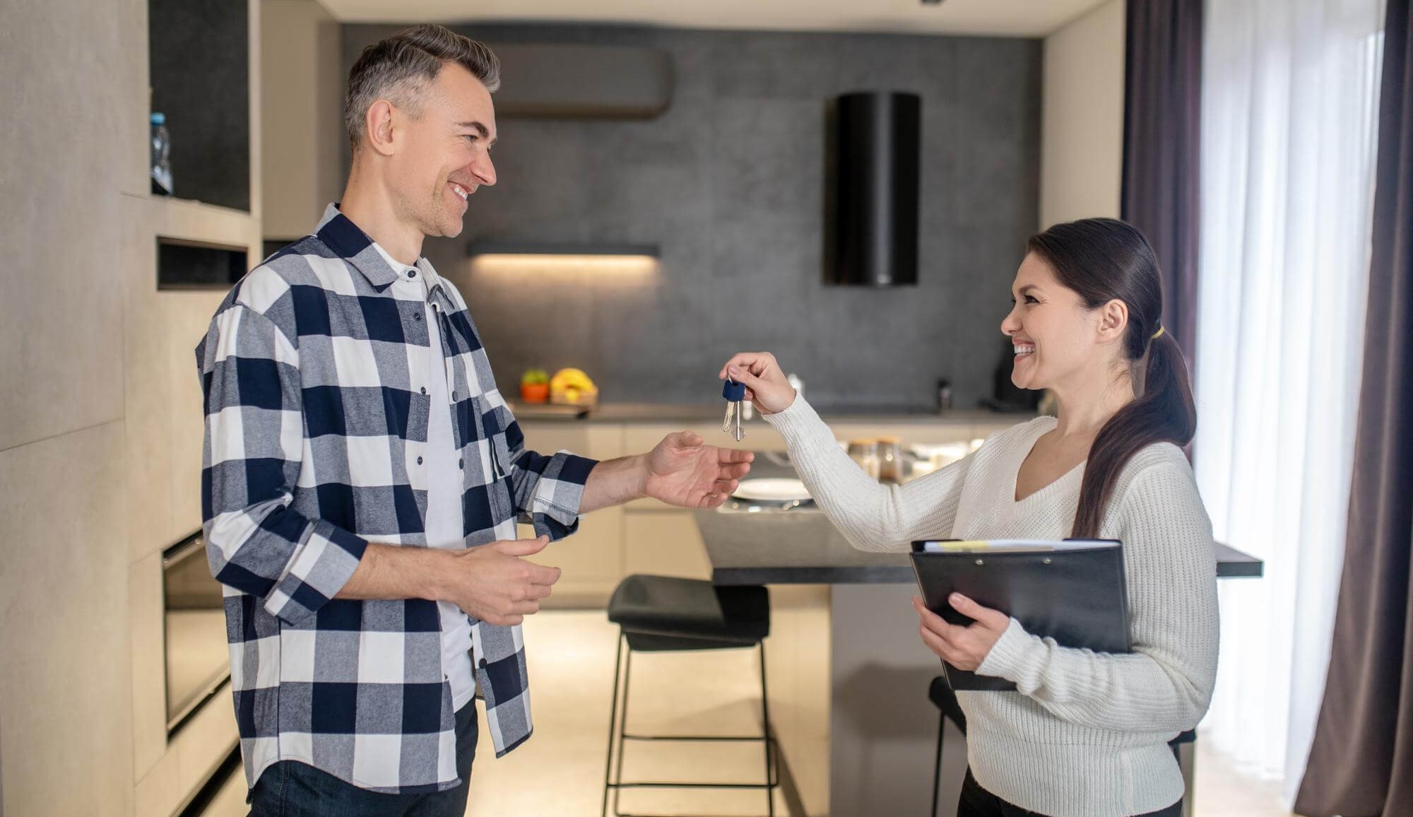 woman-handing-over-keys-to-man